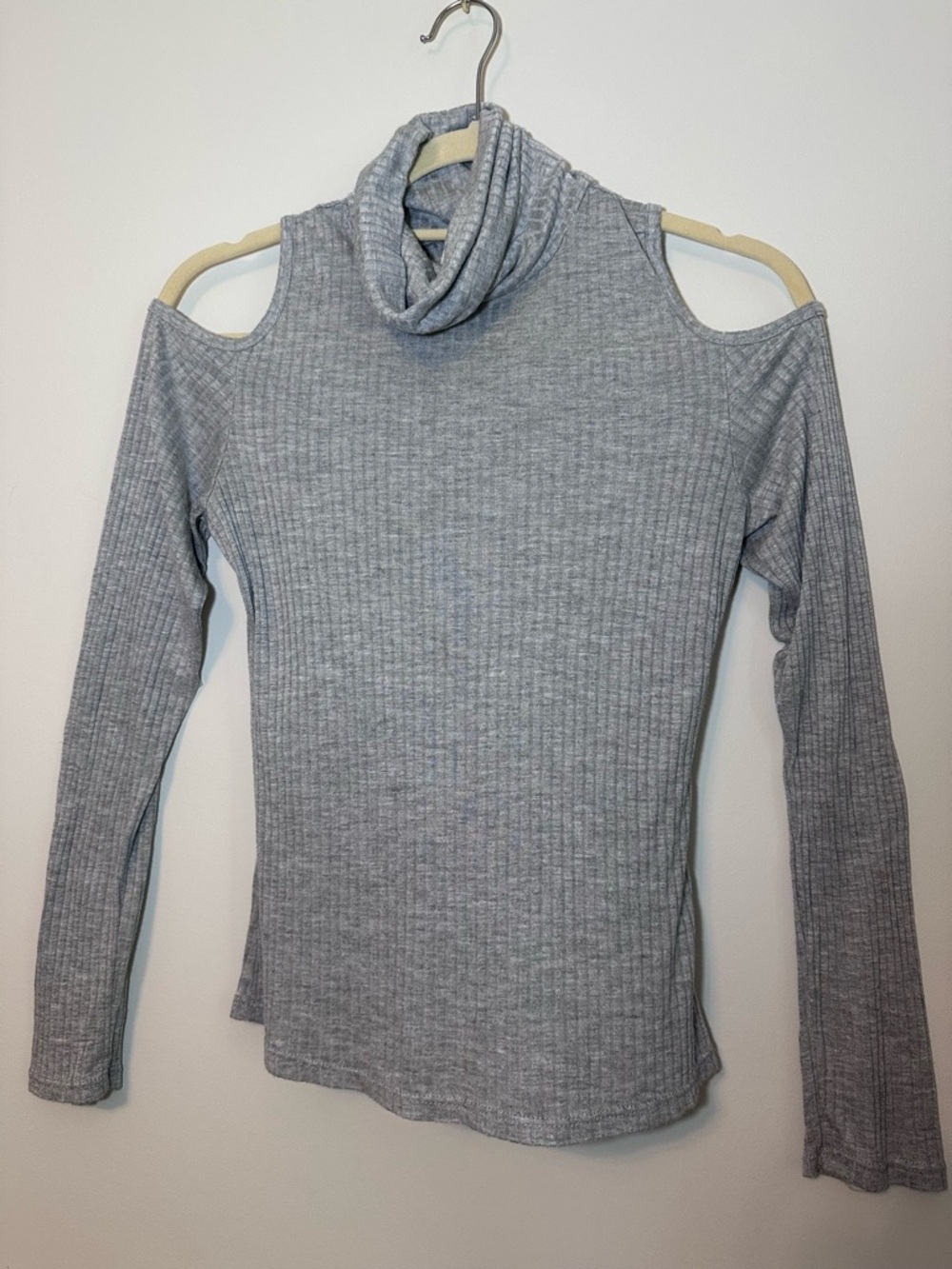 Emma and Sam Womens Cowl Neck Ribbed Turtleneck Cold-Shoulder Top Gray Size S